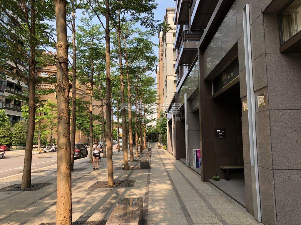 首泰大直面中庭景觀房屋室內格局與周邊環境