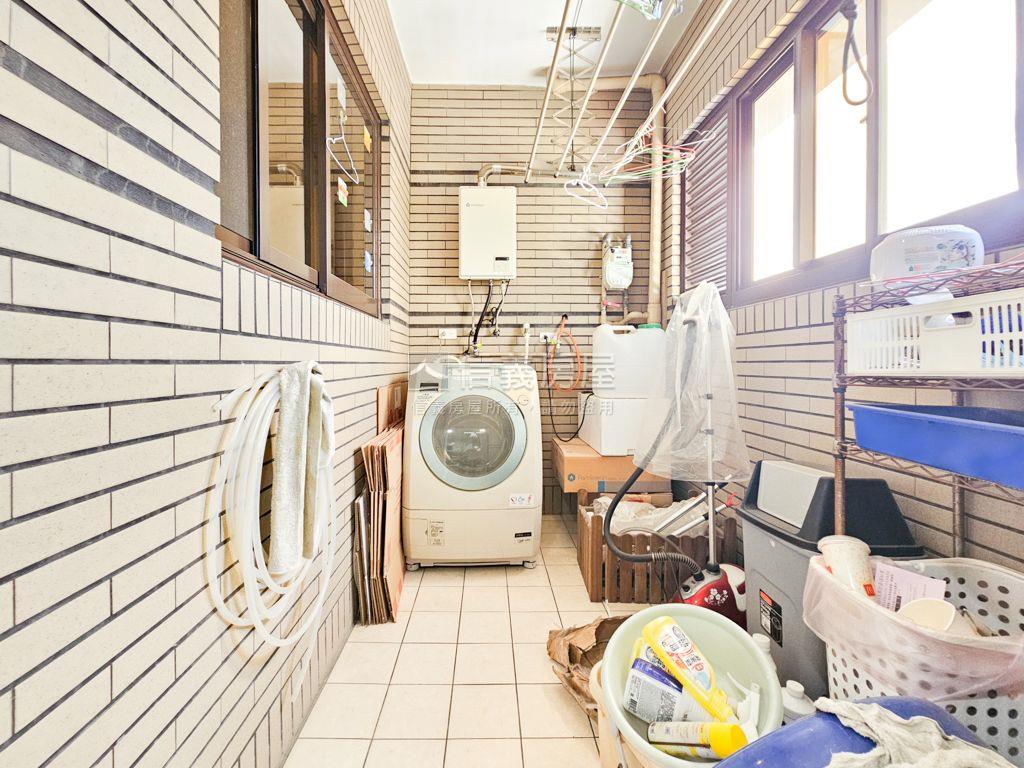 坐看雲起時３房車位世界１房屋室內格局與周邊環境