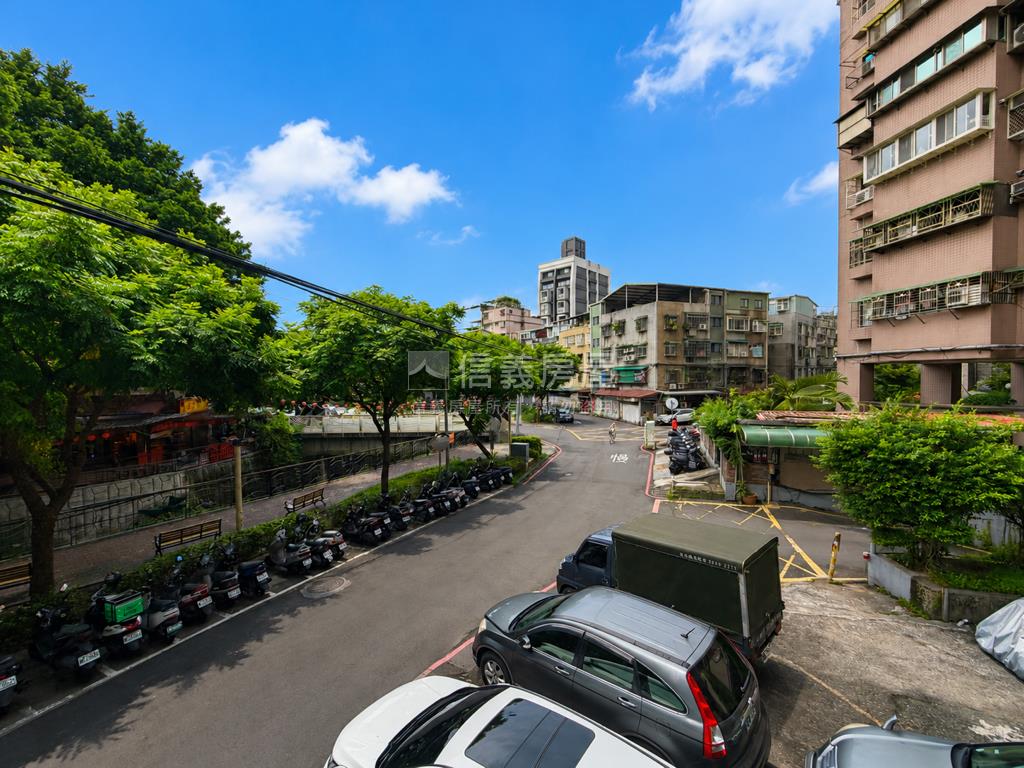 大全聯面公園邊間四房二樓房屋室內格局與周邊環境