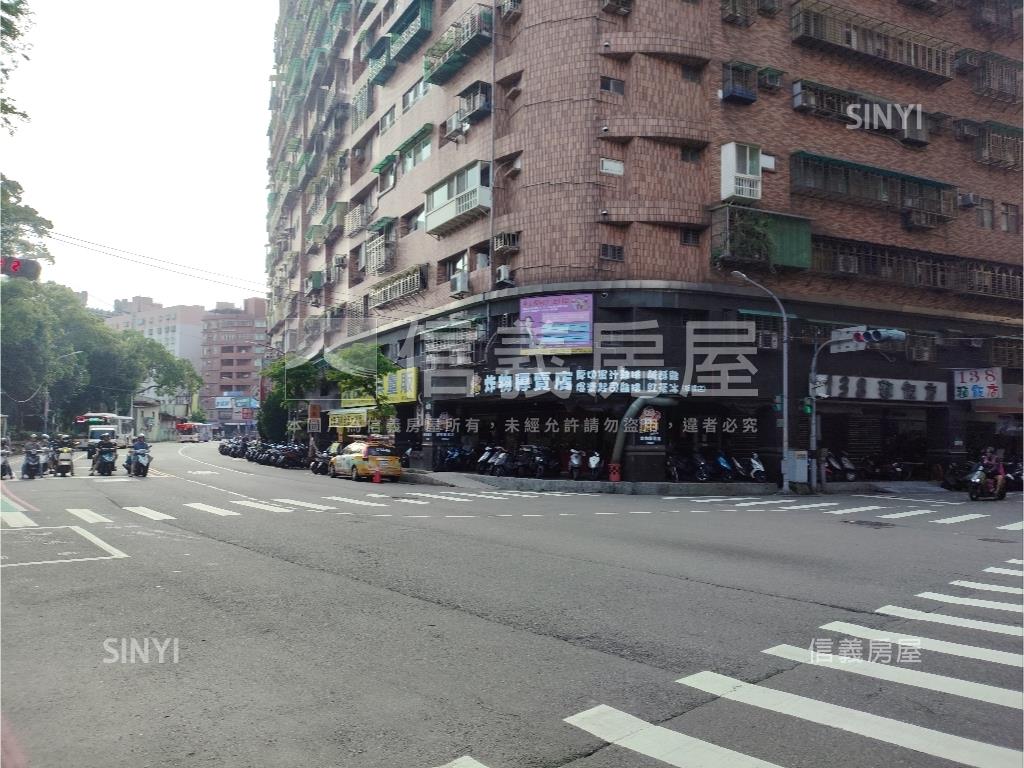 板橋顯眼角間店面房屋室內格局與周邊環境