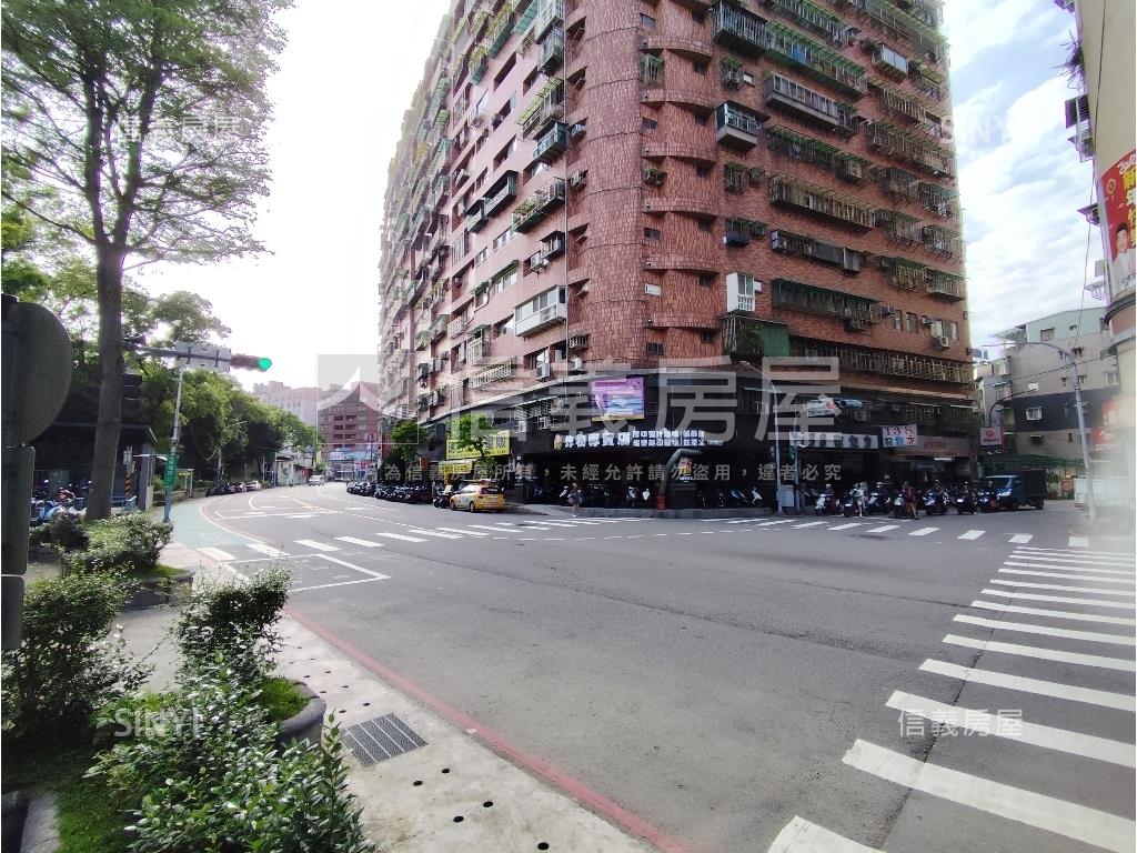 板橋顯眼角間店面房屋室內格局與周邊環境