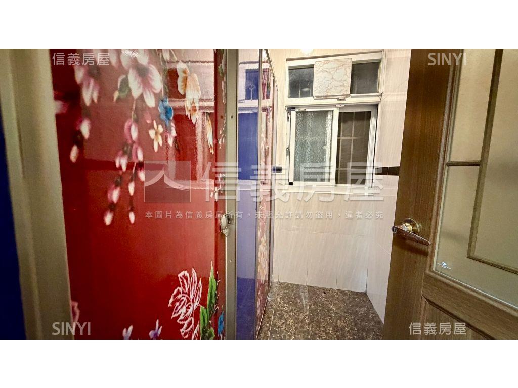 捷運大坪數面寬８米角窗店房屋室內格局與周邊環境