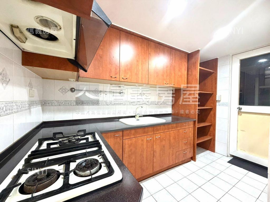 成功路四段３０巷電梯三房房屋室內格局與周邊環境