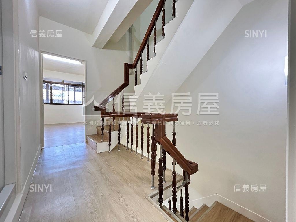 專任東興國小旁車庫透天房屋室內格局與周邊環境