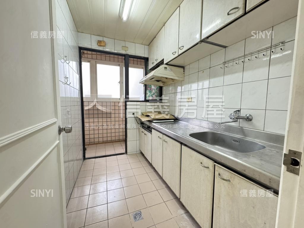 世紀三星稀有釋出三房車位房屋室內格局與周邊環境