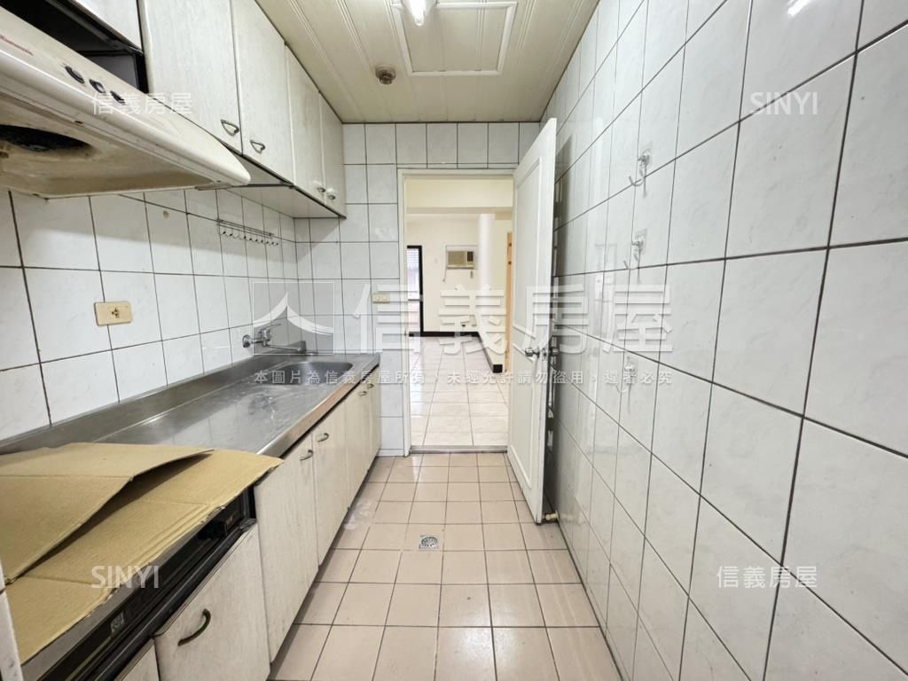 世紀三星稀有釋出三房車位房屋室內格局與周邊環境