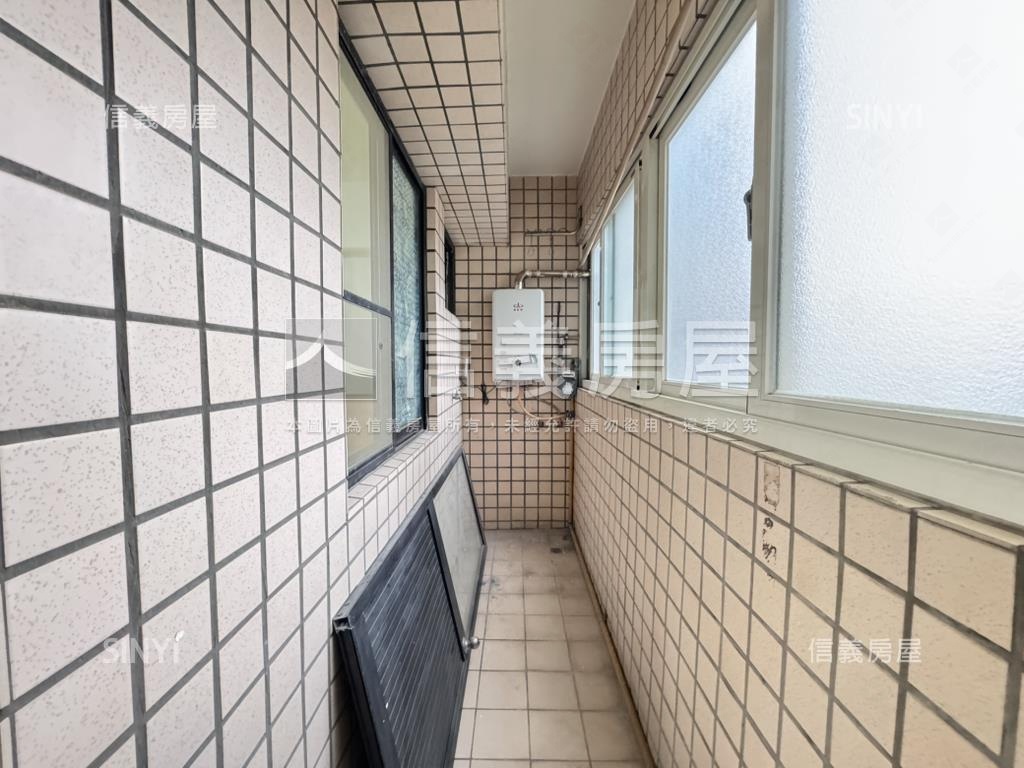 世紀三星稀有釋出三房車位房屋室內格局與周邊環境