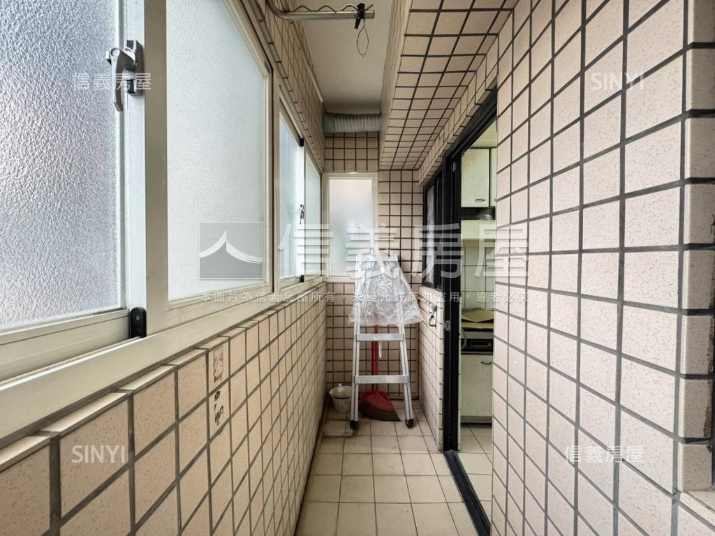 世紀三星稀有釋出三房車位房屋室內格局與周邊環境