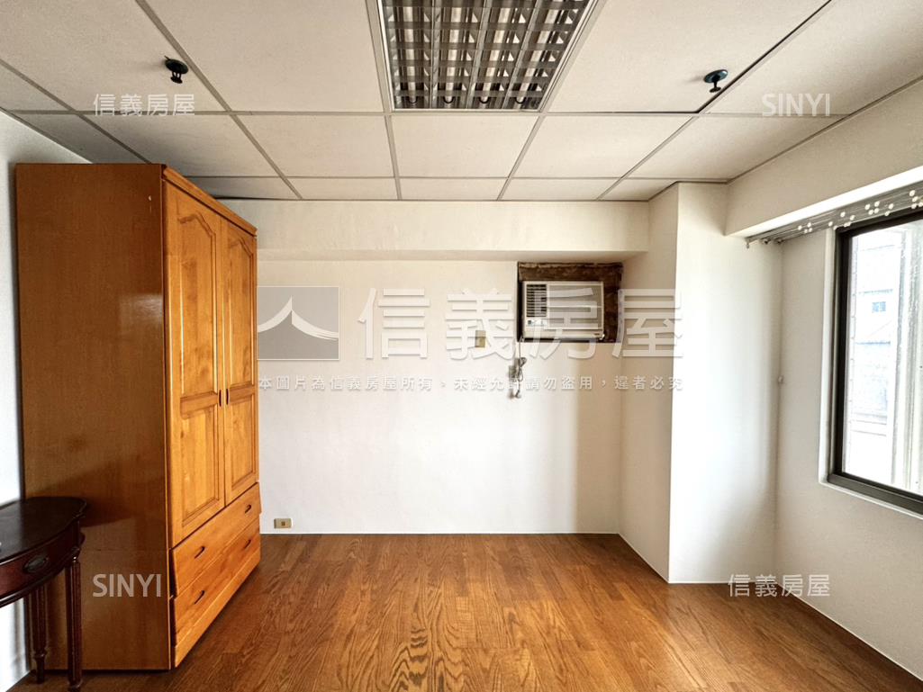 歐洲世界遠眺美景次頂三房房屋室內格局與周邊環境