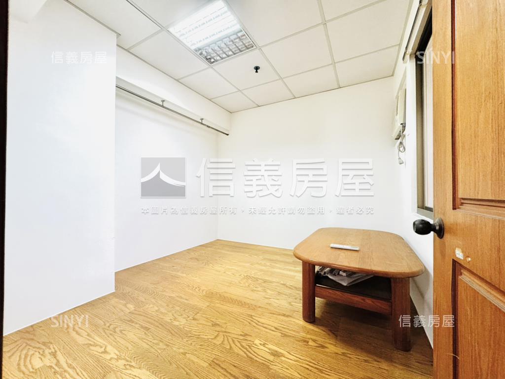 歐洲世界遠眺美景次頂三房房屋室內格局與周邊環境