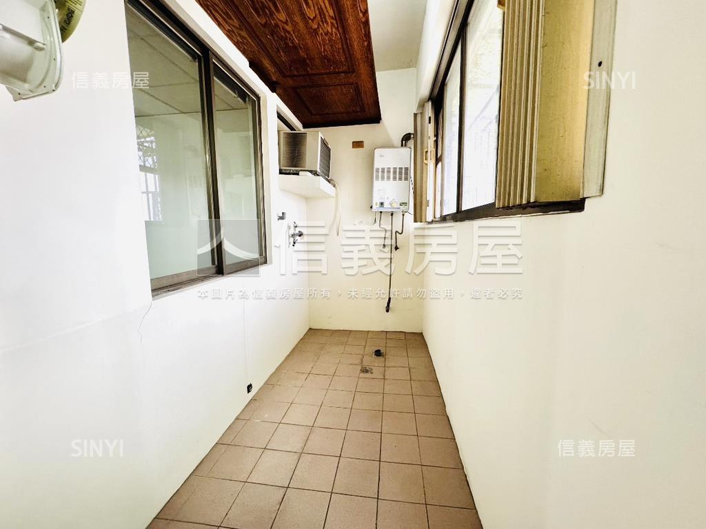 歐洲世界遠眺美景次頂三房房屋室內格局與周邊環境