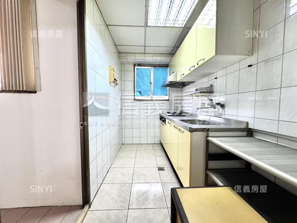 歐洲世界遠眺美景次頂三房房屋室內格局與周邊環境