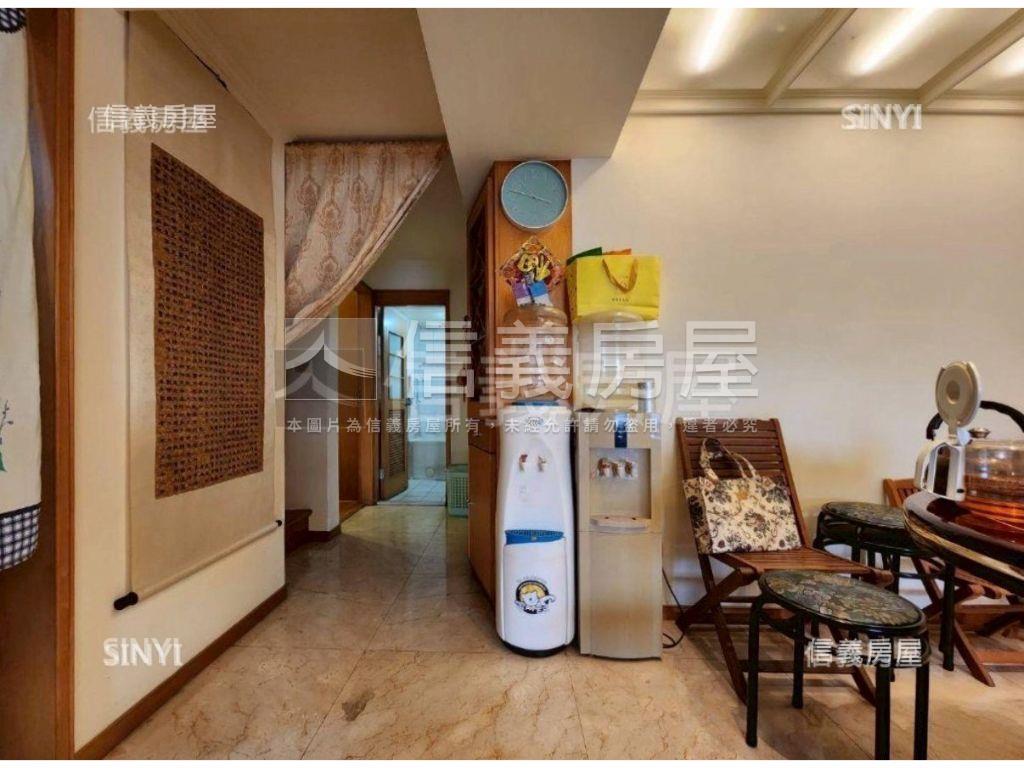 捷運電梯樓中樓２車位邊間房屋室內格局與周邊環境