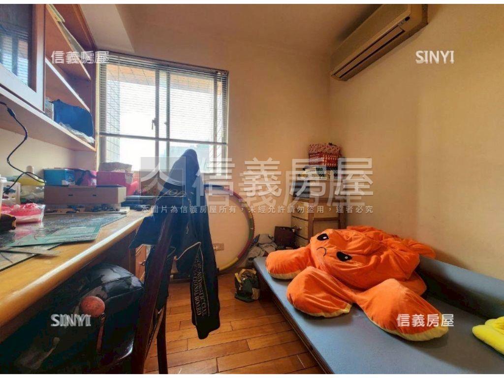 捷運電梯樓中樓２車位邊間房屋室內格局與周邊環境