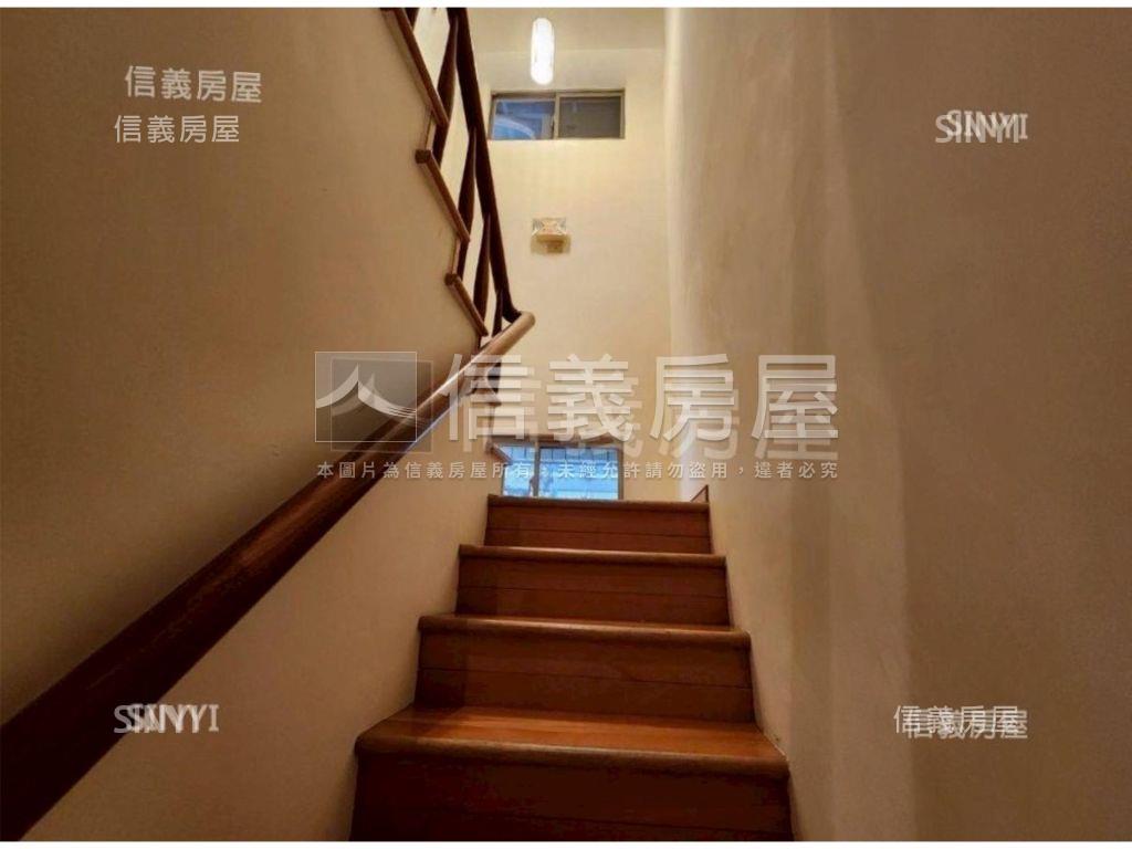 捷運電梯樓中樓２車位邊間房屋室內格局與周邊環境