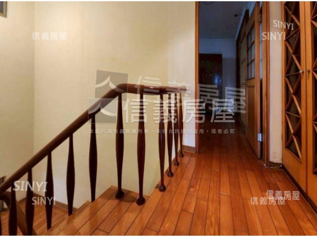 捷運電梯樓中樓２車位邊間房屋室內格局與周邊環境