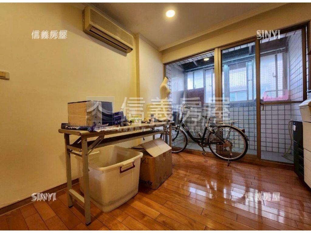 捷運電梯樓中樓２車位邊間房屋室內格局與周邊環境