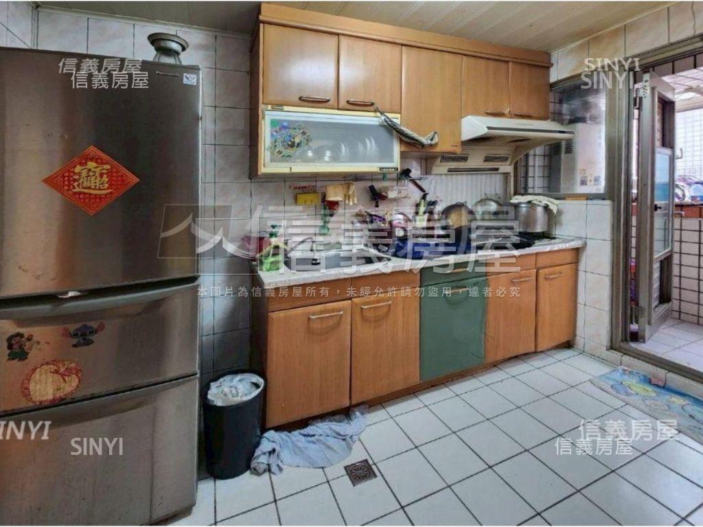 捷運電梯樓中樓２車位邊間房屋室內格局與周邊環境