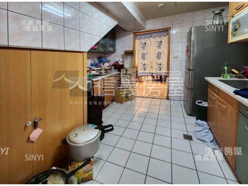 捷運電梯樓中樓２車位邊間房屋室內格局與周邊環境