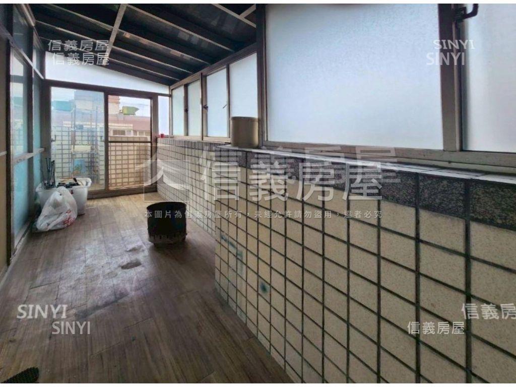 捷運電梯樓中樓２車位邊間房屋室內格局與周邊環境