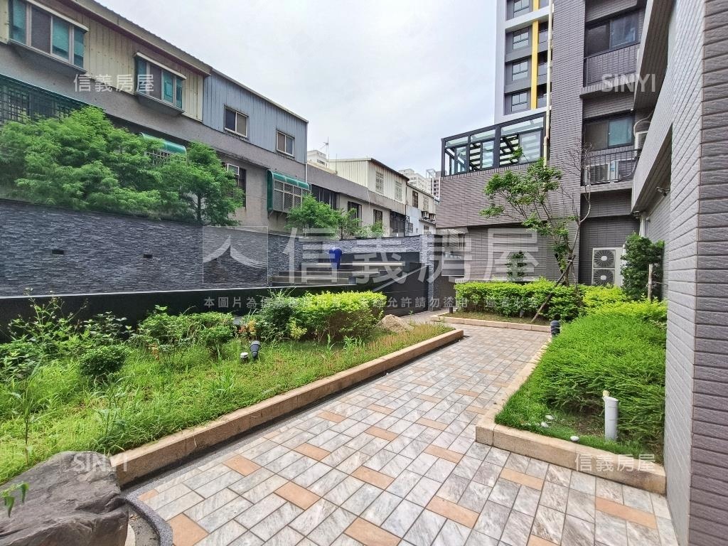金雅重劃區大面寬黃金店面房屋室內格局與周邊環境