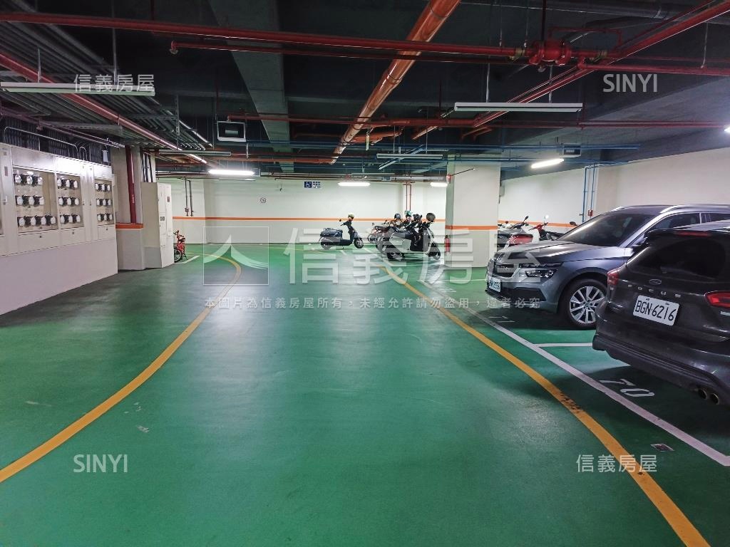 金雅重劃區大面寬黃金店面房屋室內格局與周邊環境