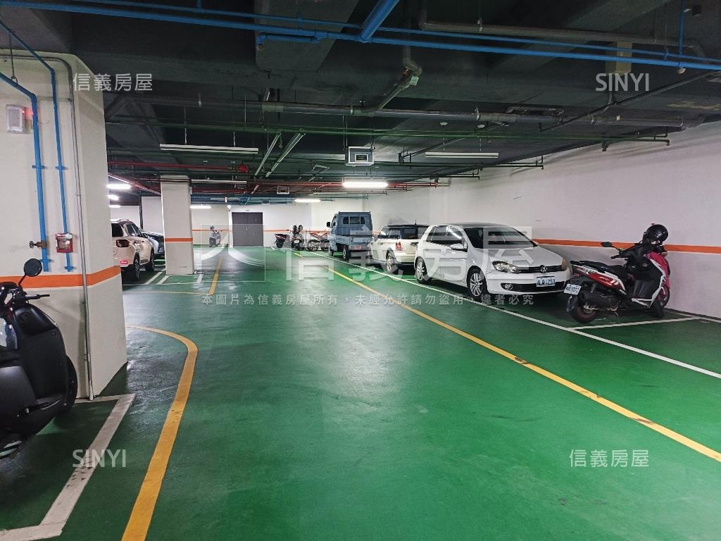 金雅重劃區大面寬黃金店面房屋室內格局與周邊環境