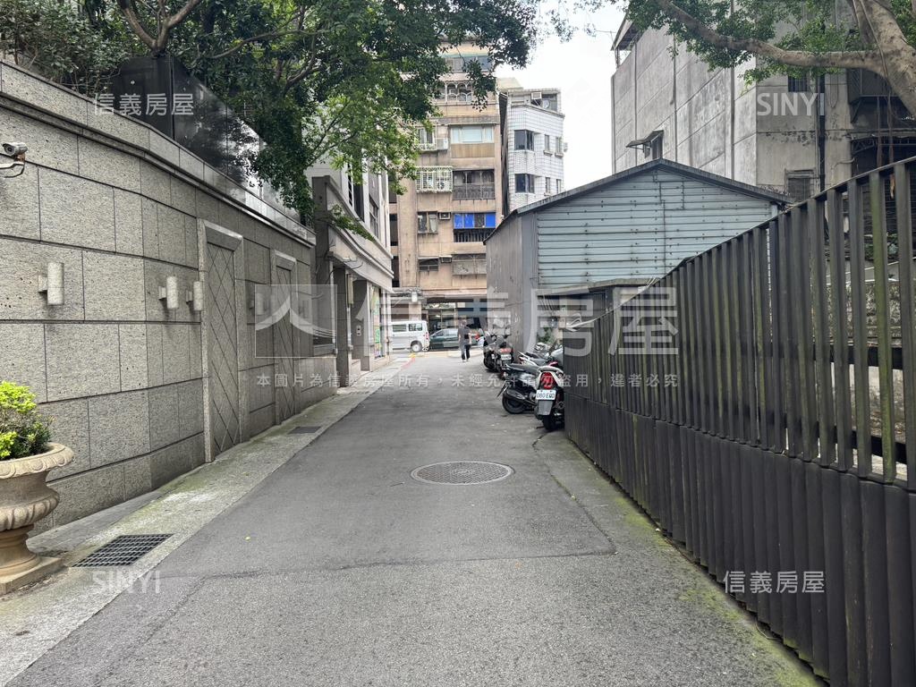 水岫坡機車位－雙出入口房屋室內格局與周邊環境