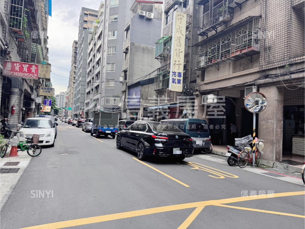 水岫坡機車位－雙出入口房屋室內格局與周邊環境