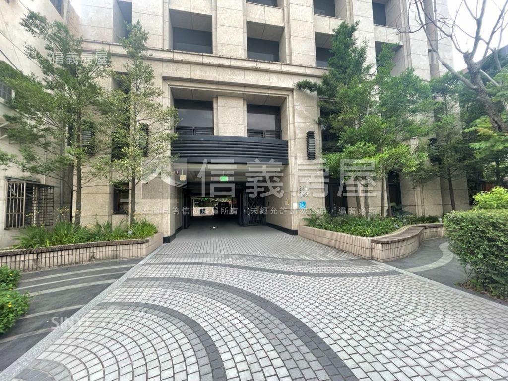 台北仰望景觀大樓房屋室內格局與周邊環境