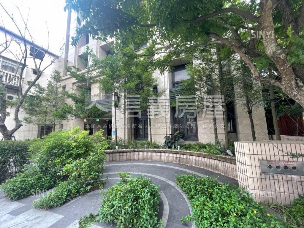 台北仰望景觀大樓房屋室內格局與周邊環境
