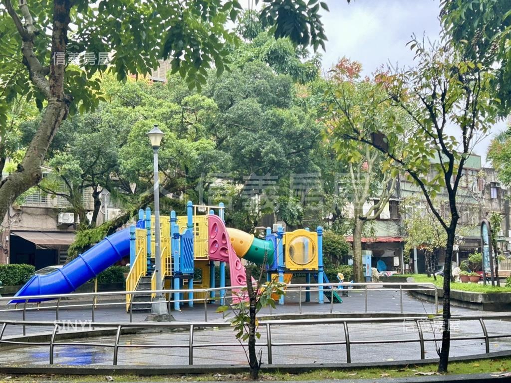 面公園，捷運裝潢三樓房屋室內格局與周邊環境