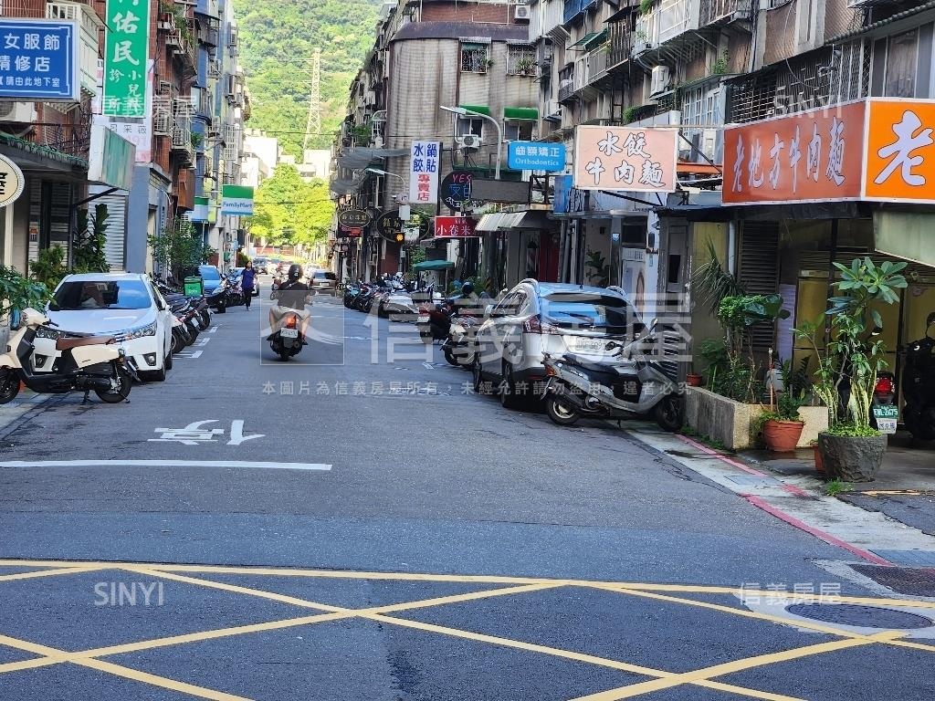 天母新光三越商圈精選店面房屋室內格局與周邊環境