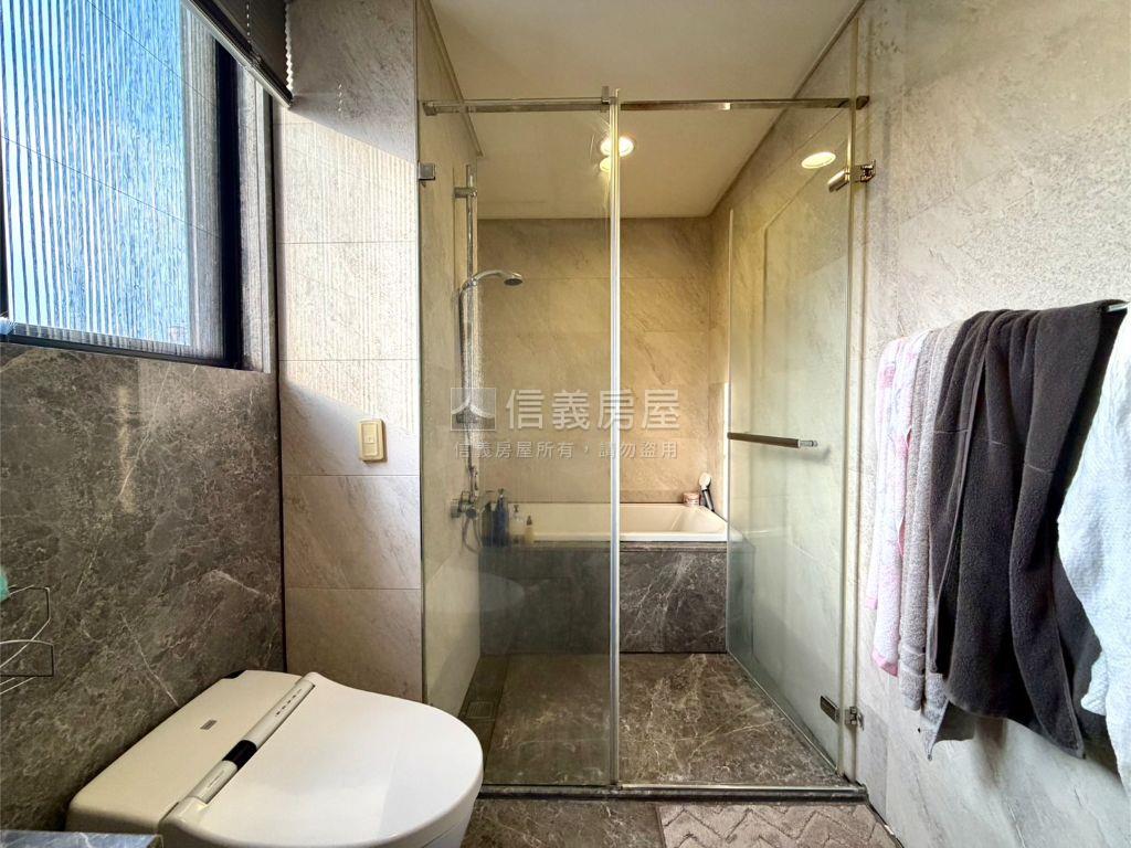 築硯質感裝潢三房平車房屋室內格局與周邊環境