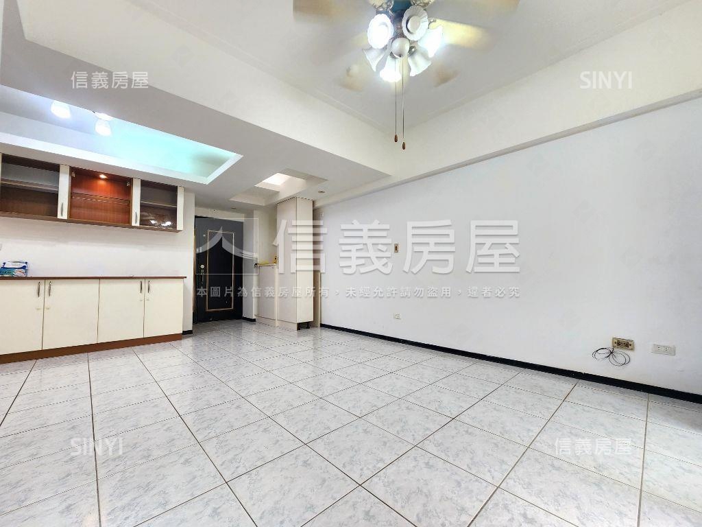 景安名人三房坡平大車位房屋室內格局與周邊環境