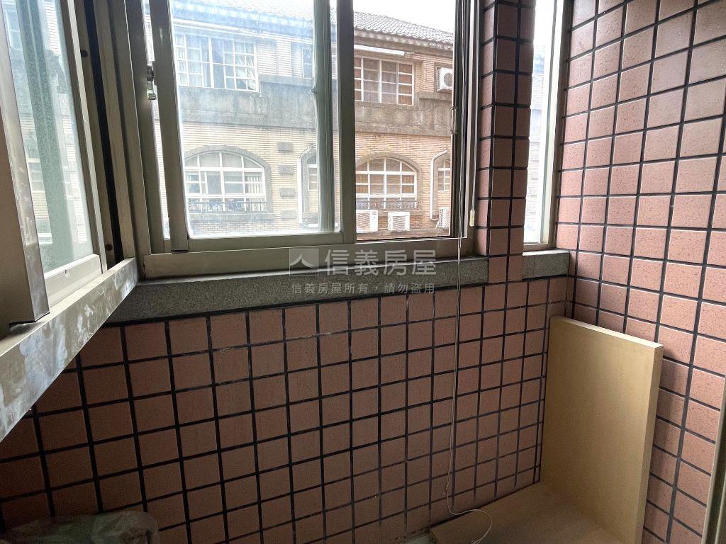近向上市場三房有車位房屋室內格局與周邊環境