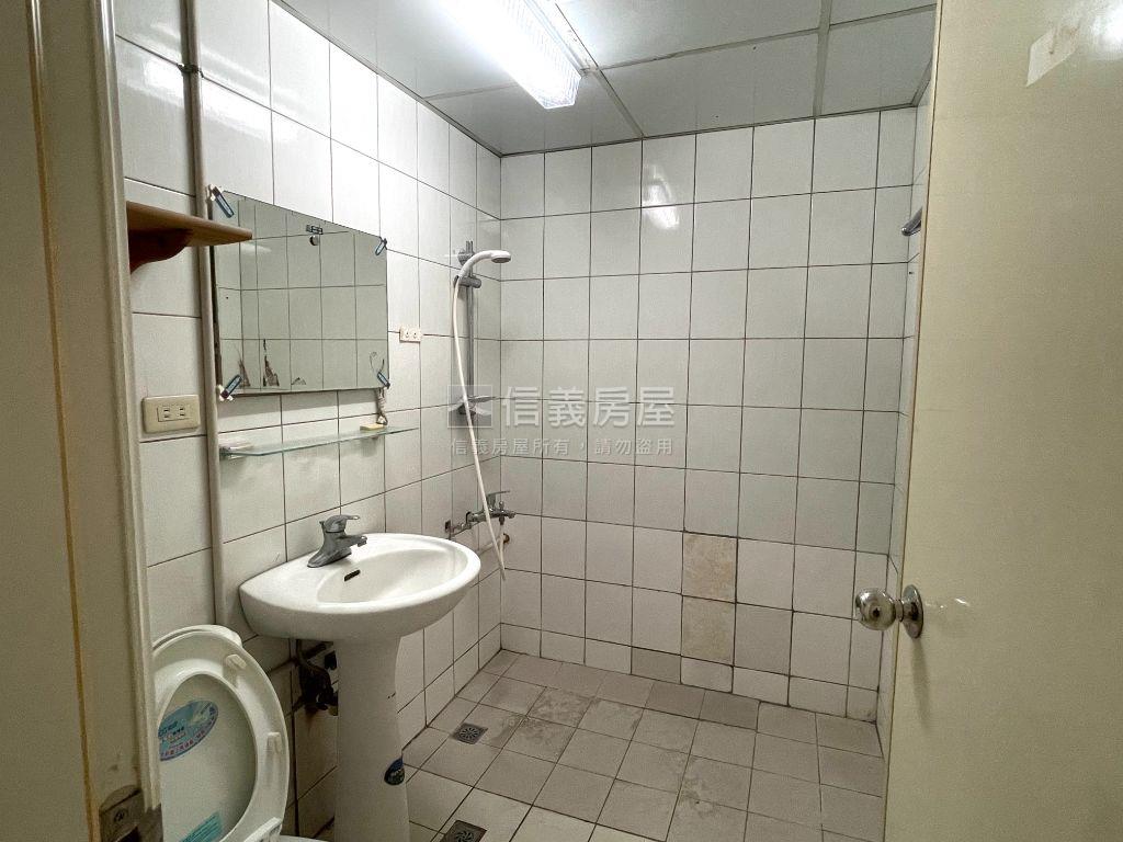 近向上市場三房有車位房屋室內格局與周邊環境