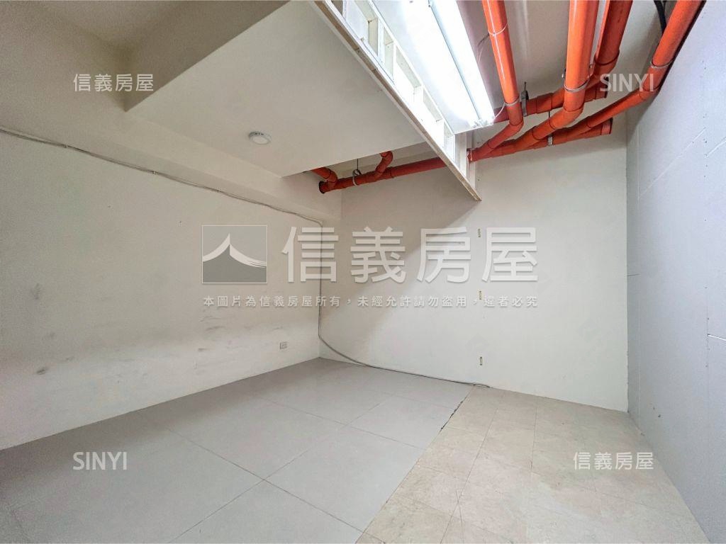 新莊雙捷挑高三角金店面房屋室內格局與周邊環境