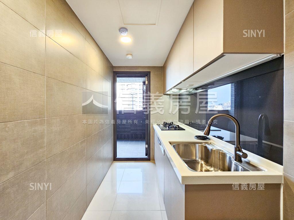 八擴．城中大璽三房車位房屋室內格局與周邊環境