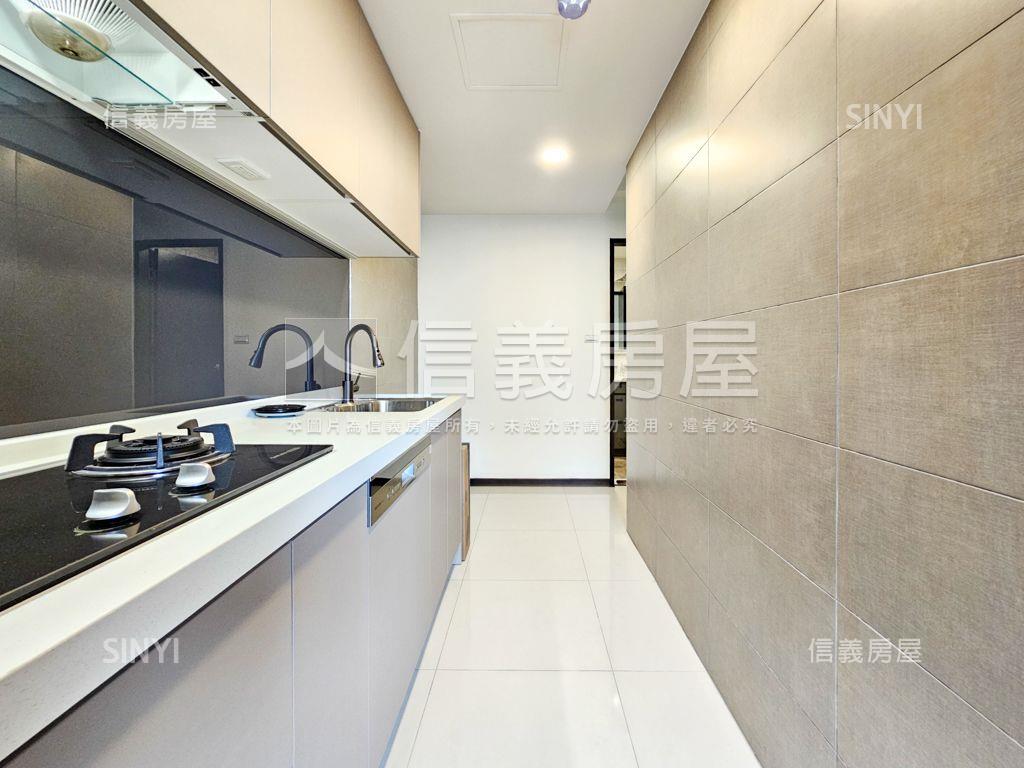 八擴．城中大璽三房車位房屋室內格局與周邊環境