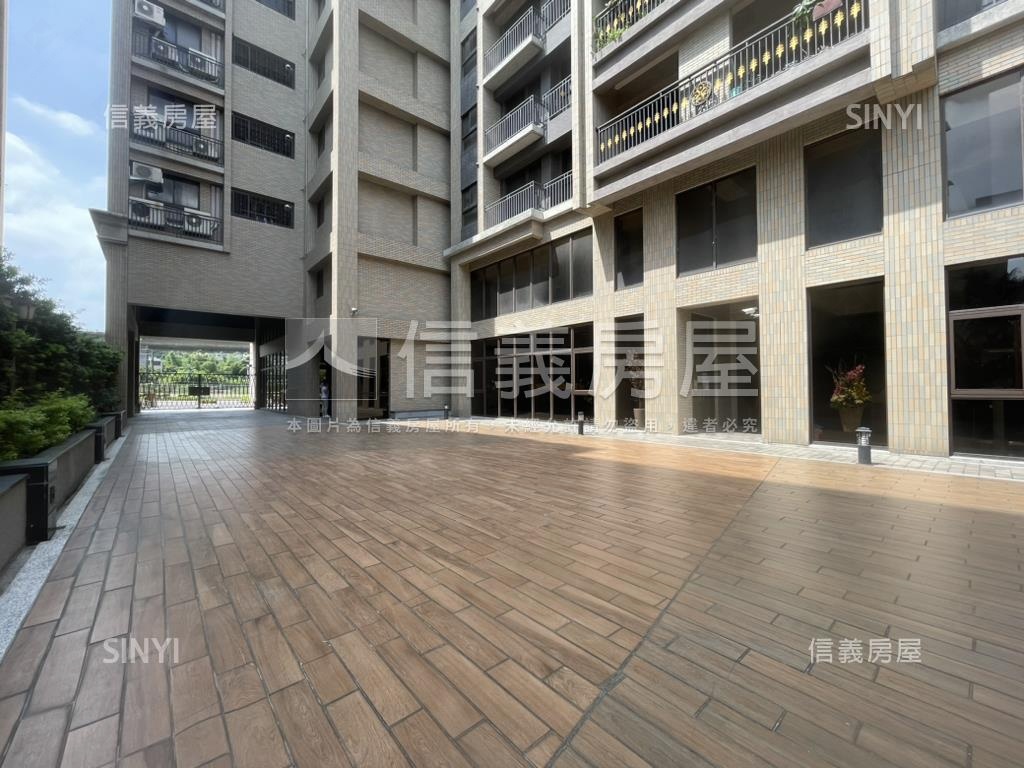 自由大道高樓有平面車位房屋室內格局與周邊環境