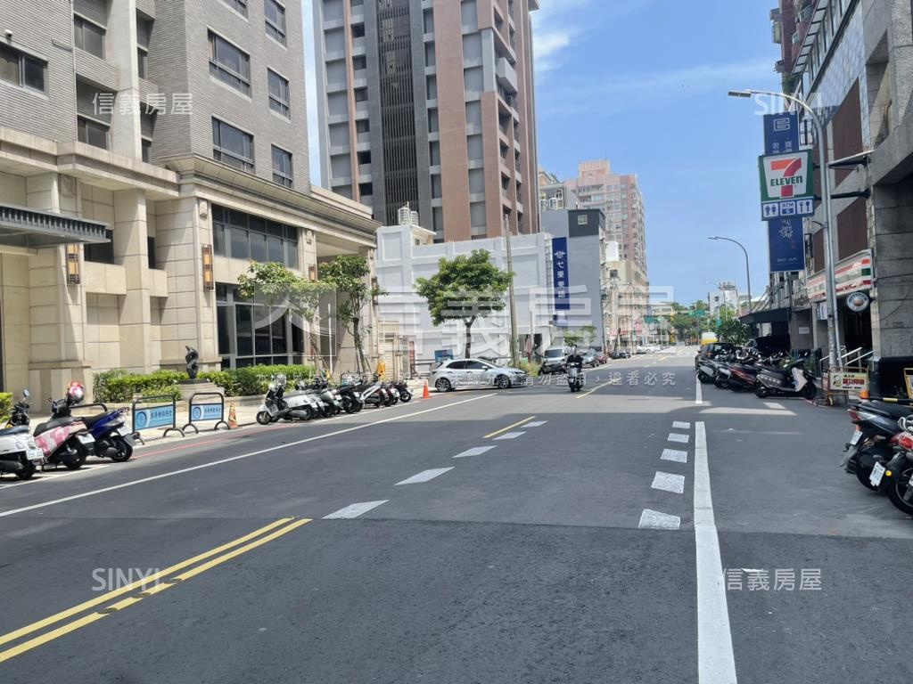 自由大道高樓有平面車位房屋室內格局與周邊環境