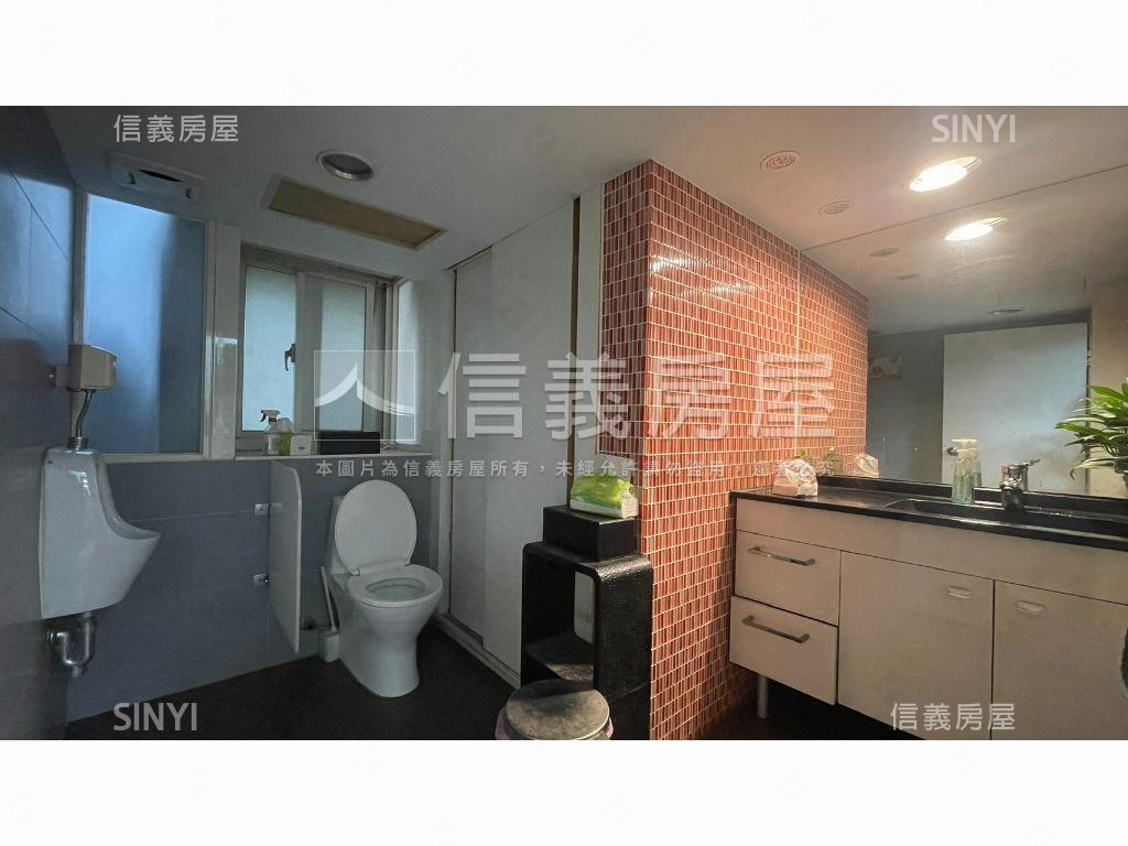 西門捷運口三角窗店辦２房屋室內格局與周邊環境