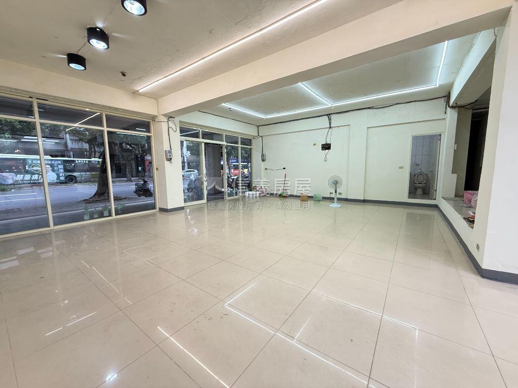 正重慶南路大面寬店面房屋室內格局與周邊環境