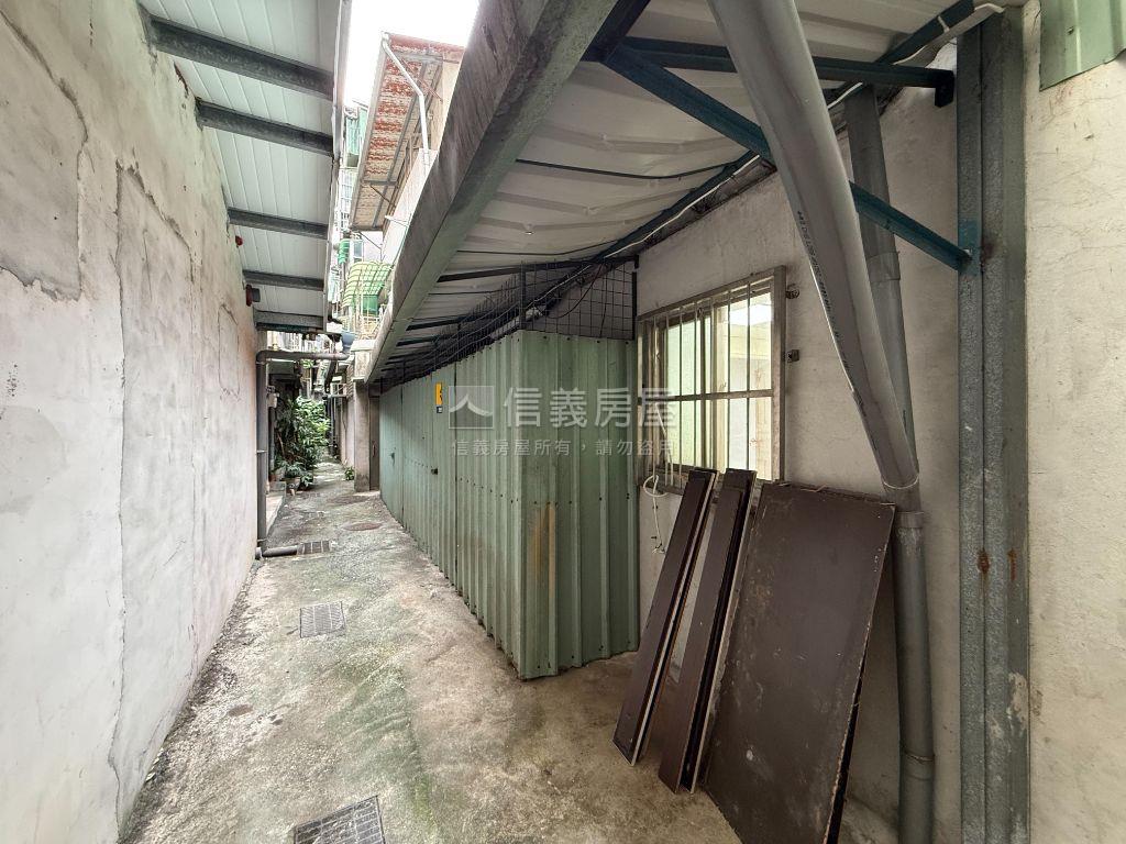 正重慶南路大面寬店面房屋室內格局與周邊環境