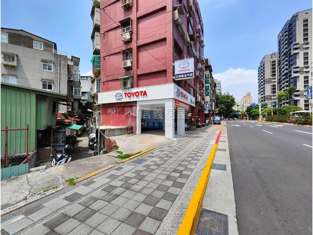 正重慶南路大面寬店面房屋室內格局與周邊環境