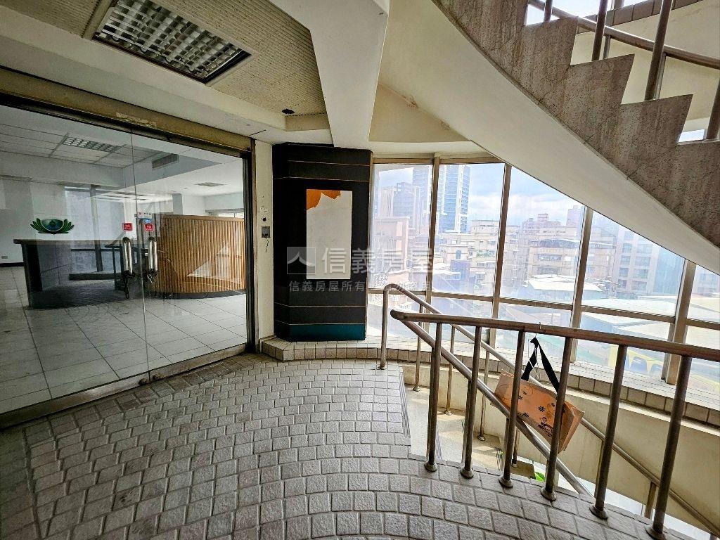 希爾頓一層一戶辦公房屋室內格局與周邊環境