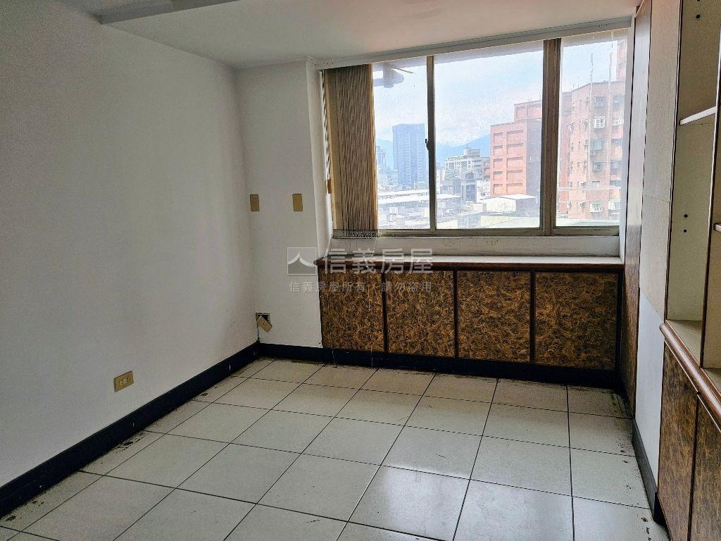 希爾頓一層一戶辦公房屋室內格局與周邊環境
