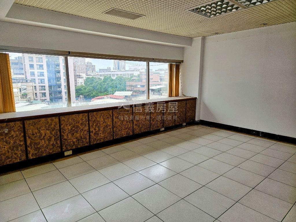 希爾頓一層一戶辦公房屋室內格局與周邊環境
