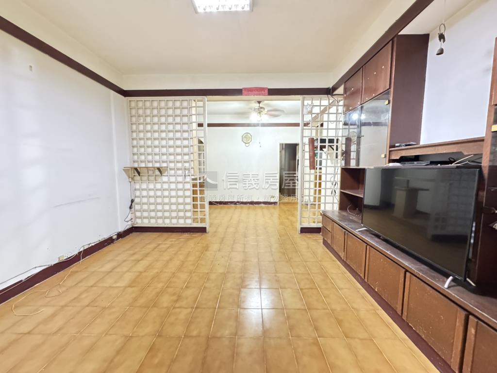 港墘稀有一樓停車方便房屋室內格局與周邊環境